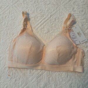 NWT 古今 Bra Womens 34C Beige Lace Wireless Adjustable Straps Comfy Lingerie